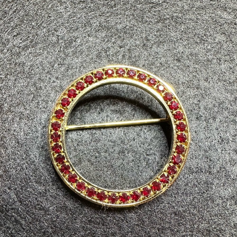Vintage LaMode Karatclad Gold Setting Deep Red Garnet Prong Set Circle Brooch